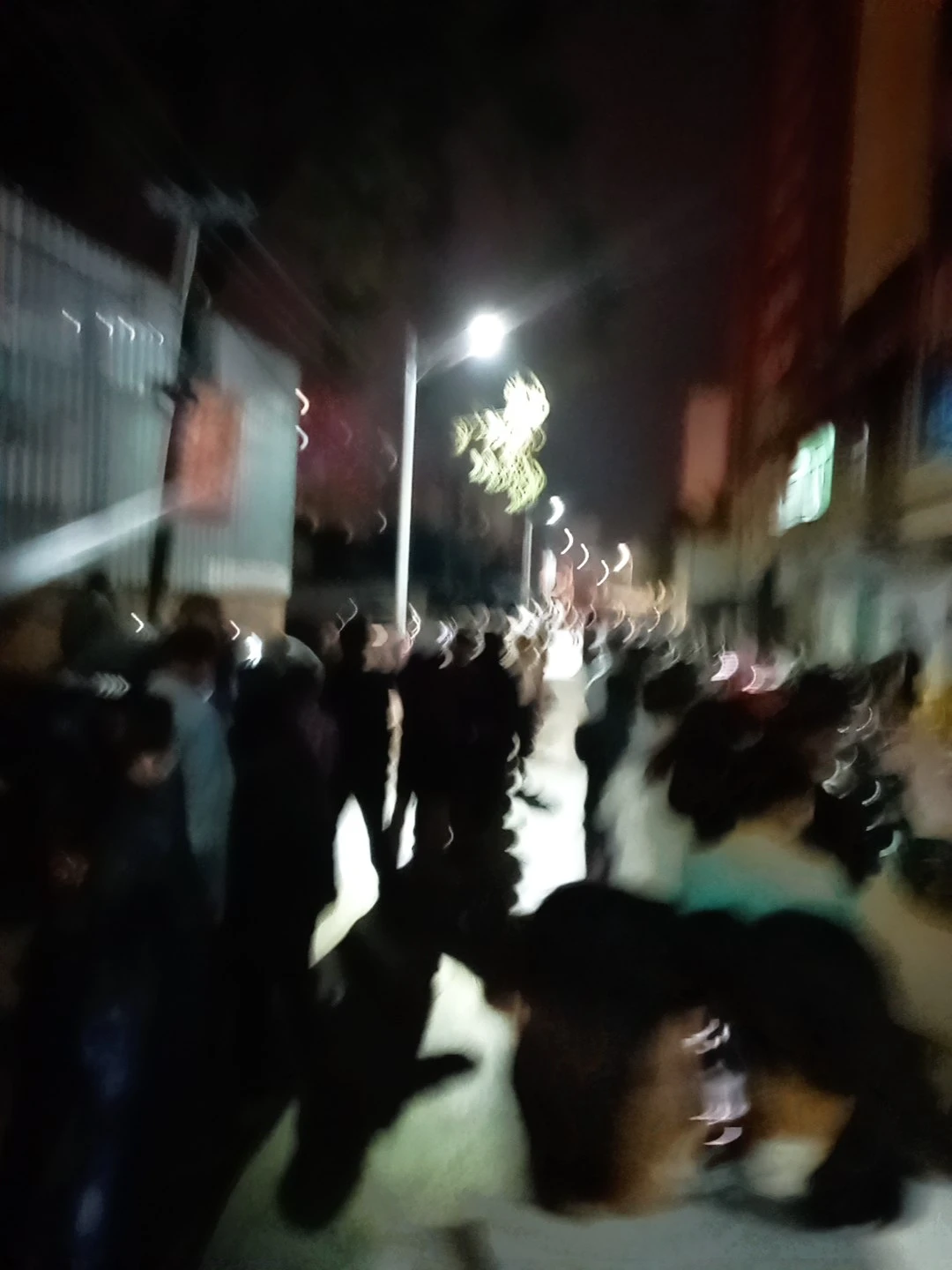 排队做核酸啦