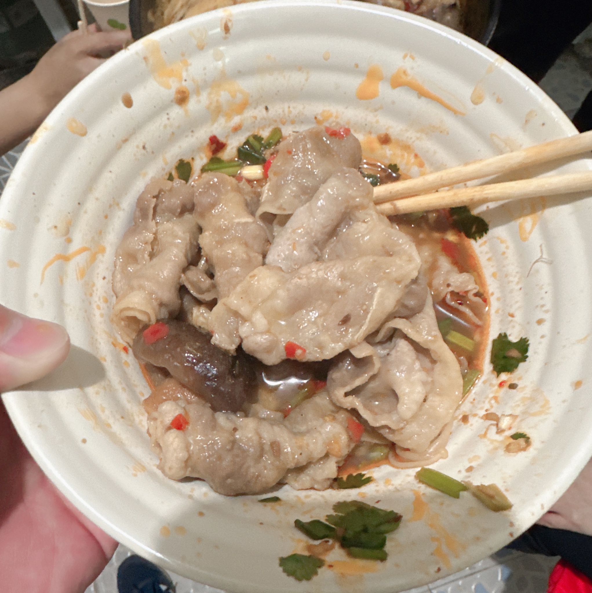 肉 一个劲往我碗里堆 三个姐姐是真好