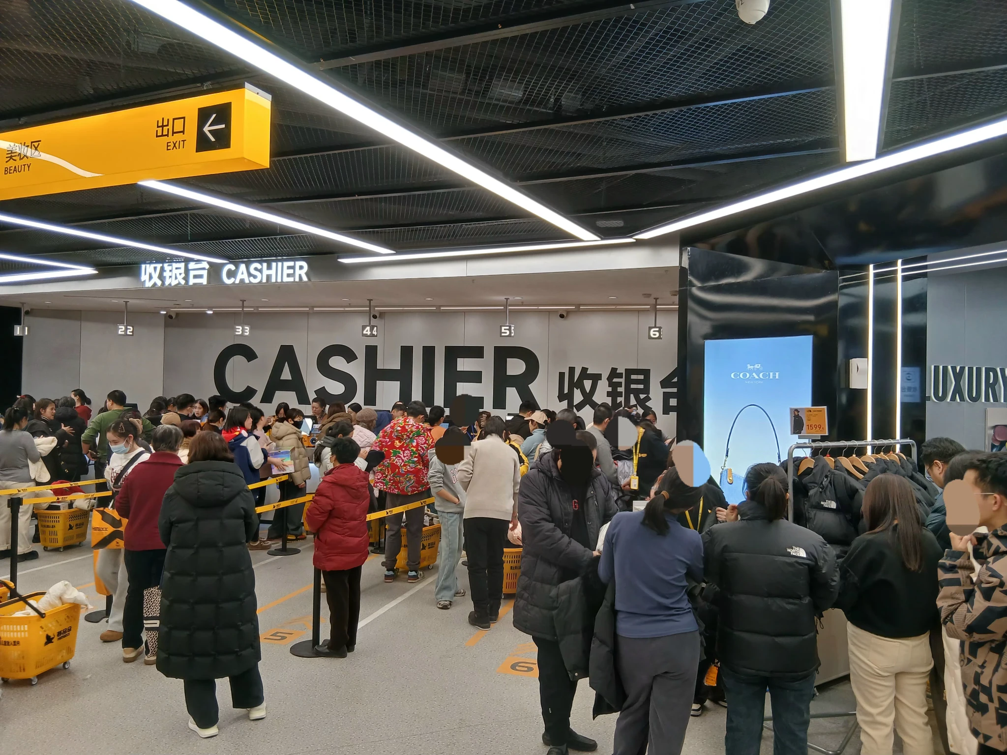 新年赶集，人满为患，买奢侈品跟买菜一样，百元化妆品成筐买