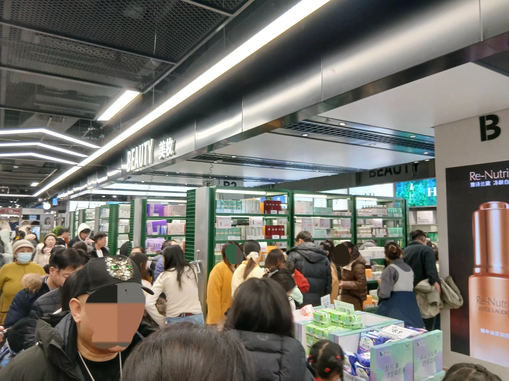 新年赶集，人满为患，买奢侈品跟买菜一样，百元化妆品成筐买